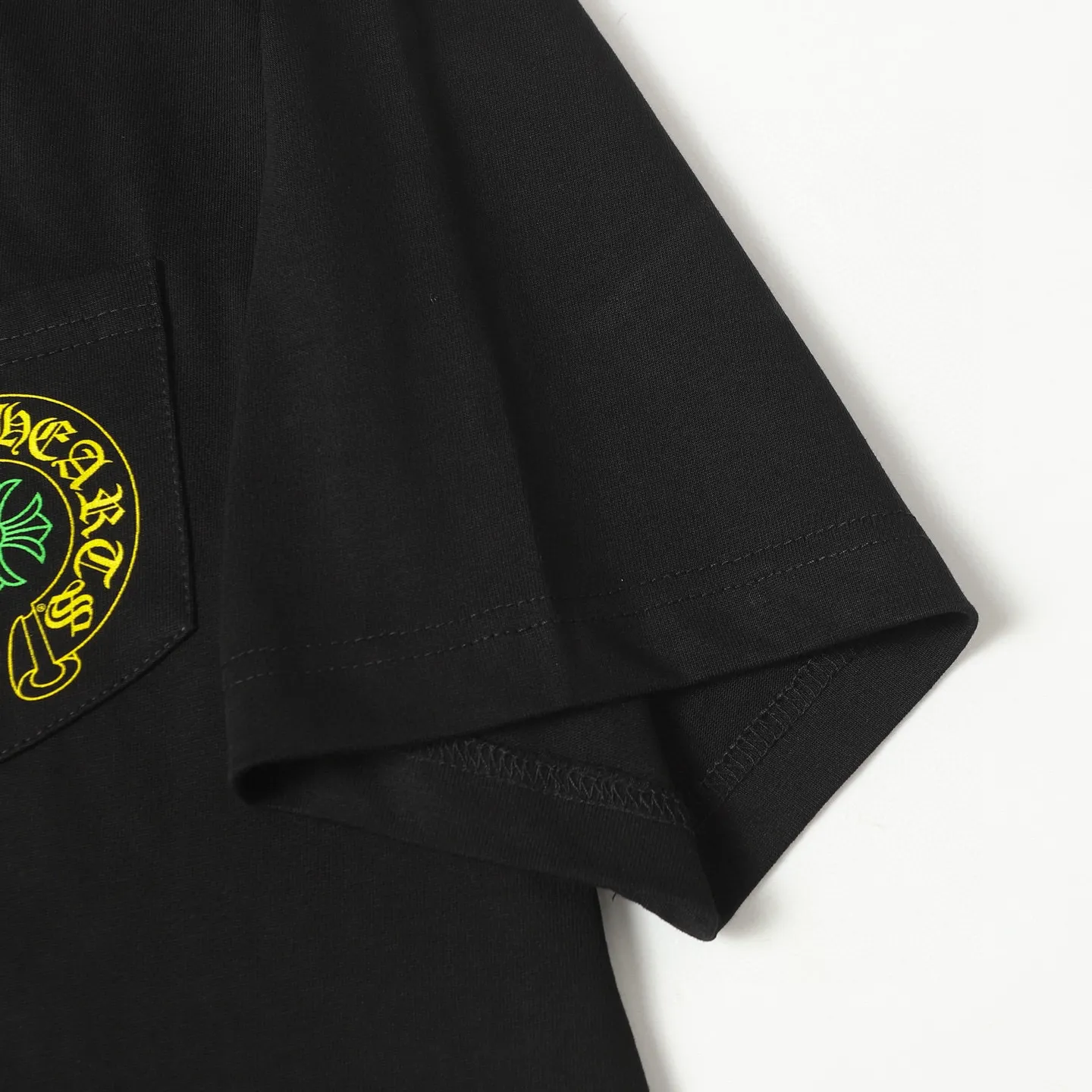 🅿️180 CHROME HEARTS/Chrome Heart CH cross print short-sleeved T-shirt The fabric is made of 280g heavy combed cotton, customized with 32 count 1*1 threads. The ready-made garments are washed twice. The fabric is comfortable and skin-friendly without any strange feeling. It is custom-dyed fabric with high textile density and good drape. It is not easy to deform. The thick texture and compact spinning process will not affect the breathability of the fabric. The saturation of the color is very high. Imported digital direct-injection printing technology. A versatile and good-looking short sleeve. The loose fit covers the flesh and looks slim. Size: XS-L